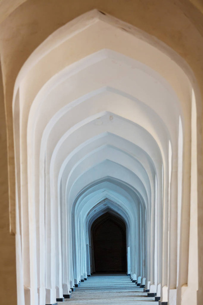 weiße arabische Bögen in der Kolon-Moschee. Buchara. Usbekistan. Zentralasien. - Foto, Bild