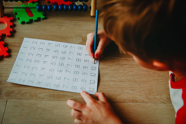 μικρό αγόρι Μαθαίνοντας να γράψετε αριθμούς, αριθμητικές, υπολογισμό άβακα - Φωτογραφία, εικόνα