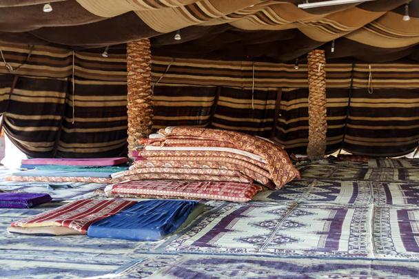 Turystyczna beduińskim namiocie z wielokolorowych maty w obozie noc - Zdjęcie, obraz