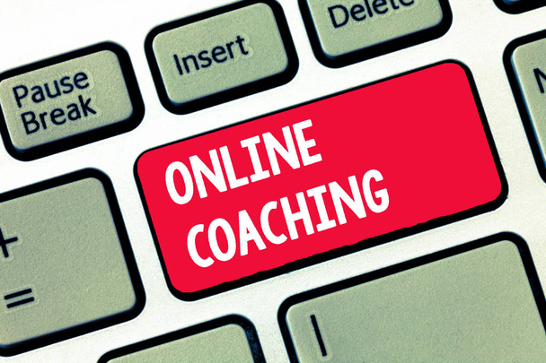 Χειρόγραφο κείμενο γραφής Online Coaching. Έννοια σημαίνει μάθηση από το διαδίκτυο και το διαδίκτυο με τη βοήθεια ενός προπονητή - Φωτογραφία, εικόνα