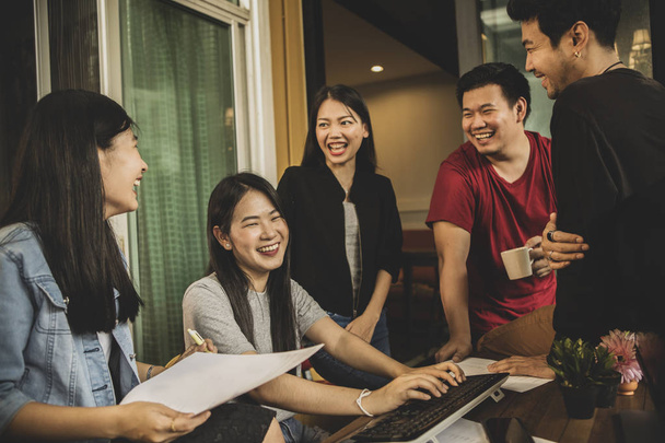 Asijské mladší nezávislý týmové práce úspěšné štěstí emoce - Fotografie, Obrázek
