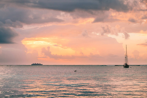Auringonnousu Karibianmeren yllä, Lautta- ja kalastusveneet, Meksiko
 - Valokuva, kuva