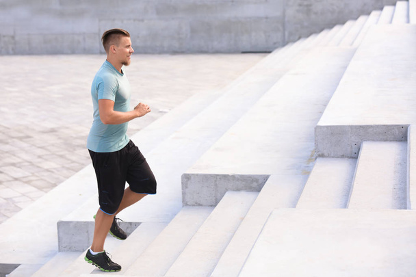 Σπορ νεαρός άνδρας που τρέχει σε εξωτερικούς χώρους - Φωτογραφία, εικόνα