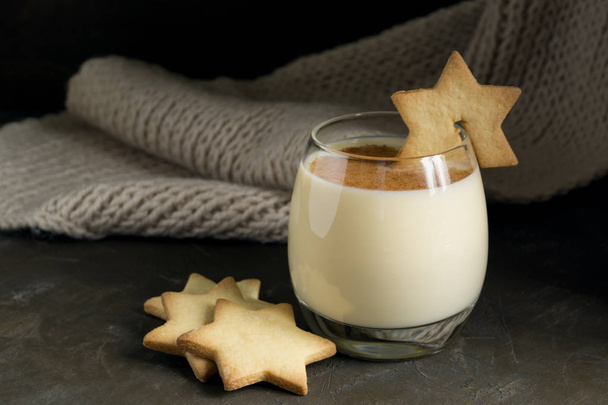 Christmas cocktail eggnog and biscuits - Foto, Imagen
