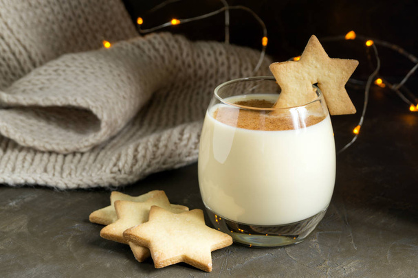 Christmas cocktail eggnog and biscuits - Фото, зображення