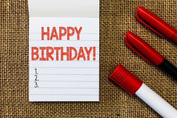 Word pisanie tekstu Happy Birthday. Koncepcja biznesowa dla osoby, w rocznicę urodzin obchodzony jest z prezentami - Zdjęcie, obraz