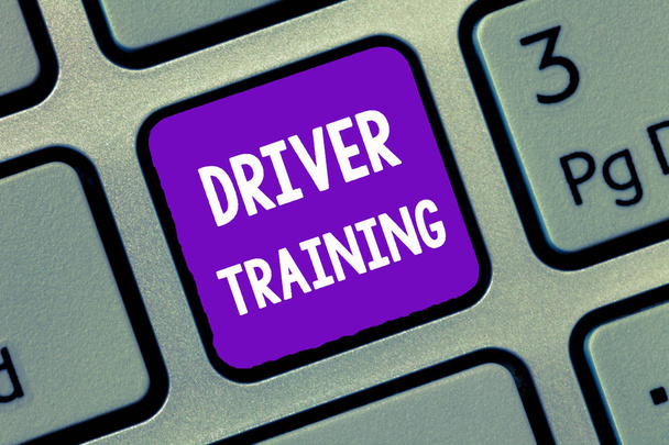 Tekst pisma ręcznego pisania Driver Training. Znaczenie pojęcia przygotowuje nowy sterownik, aby uzyskać prawo jazdy - Zdjęcie, obraz