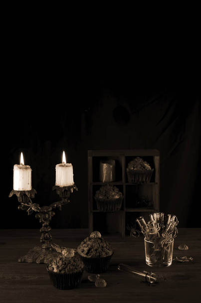 Halloween csendélet háttér egy csomó különböző elemek. Másolás hely sötét fénykép. - Fotó, kép