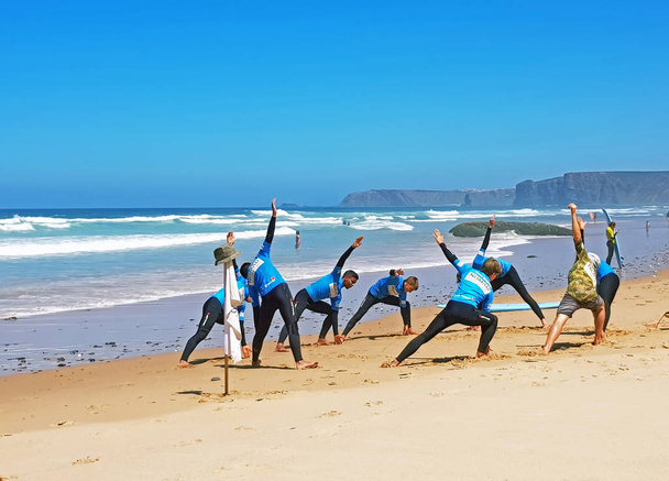 VALE FIGUEIRAS, PORTUGAL - JULY 28, 2018: Surfers getting surfers lessons at Praia Vale Figueieras in Portugal - Foto, imagen