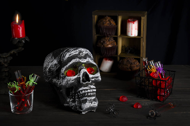 Fondo de naturaleza muerta de Halloween con muchos elementos diferentes. Foto oscura
. - Foto, Imagen