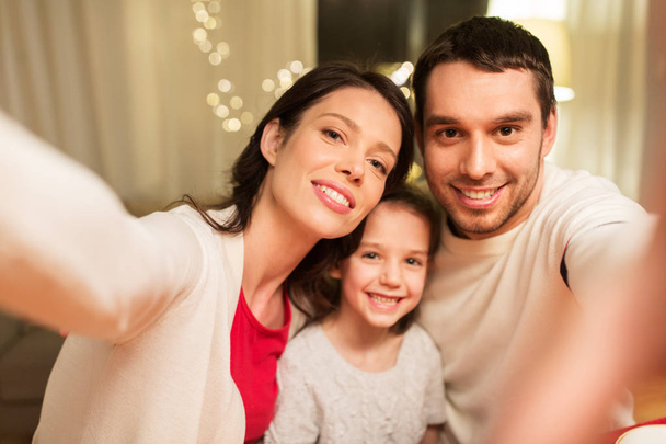 glückliche Familie macht Selfie zu Weihnachten - Foto, Bild