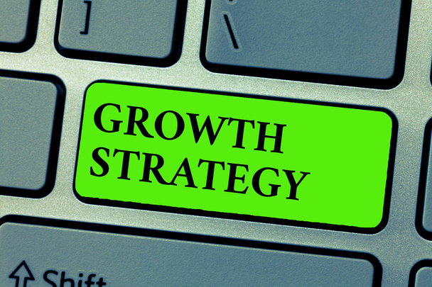 Концептуальный почерк, показывающий стратегию роста. Стратегия, направленная на увеличение доли рынка в короткие сроки
. - Фото, изображение