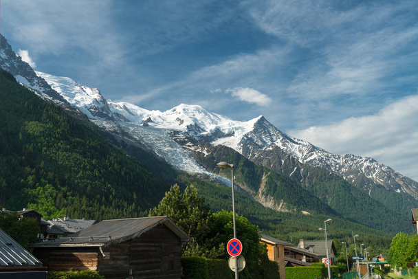 Mont Blanc je nejvyšší hora v Alpách a nejvyšší v Evropě. Nádherné panorama Evropské Alpy v slunečný den. Haute-Savoie, Francie - Fotografie, Obrázek