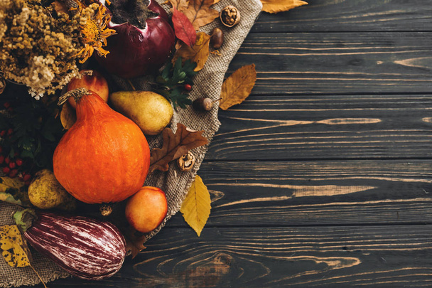 Boldog Hálaadás koncepció. Szép kompozíció, tök, őszi zöldségek színes levelek, makk, dió, bogyók, a fából készült rusztikus asztal, lapos feküdt. Hely, a szöveg. Őszi szezon - Fotó, kép