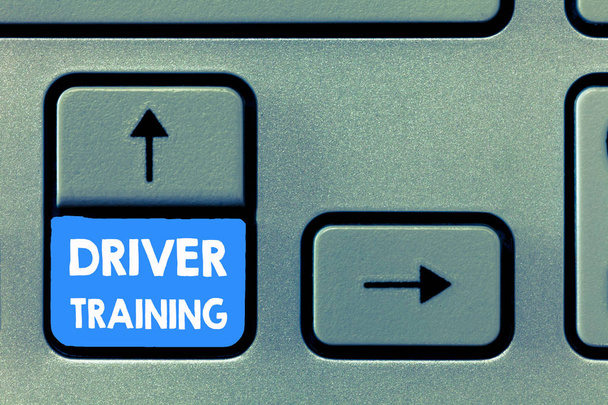 Het schrijven van nota tonen Driver Training. Zakelijke foto presentatie bereidt een nieuwe stuurprogramma voor het verkrijgen een rijbewijs - Foto, afbeelding