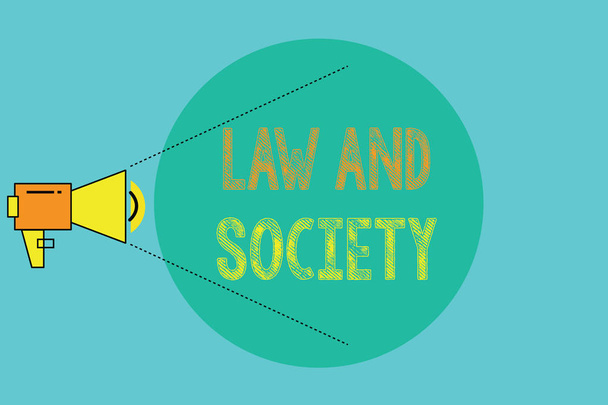 Kavramsal el hukuk ve toplum gösterilen yazma. İş fotoğraf vitrine adres hukuk ve toplum arasındaki karşılıklı ilişki - Fotoğraf, Görsel