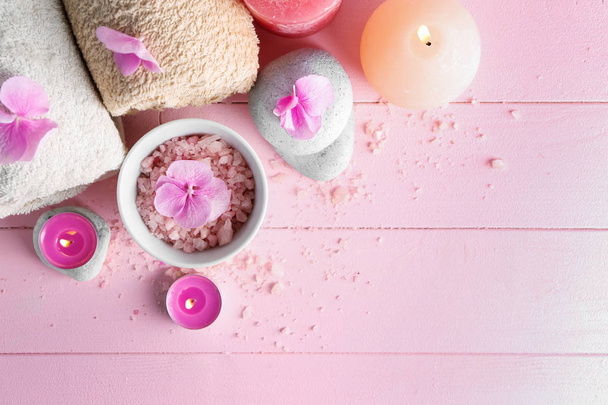 Složení lázně s květy hortenzie, svíčky a mořské soli v tabulce barev - Fotografie, Obrázek