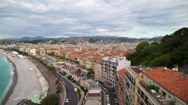 Kalme zee en panorama van Nice, Frankrijk, op een bewolkte lentedag - Video