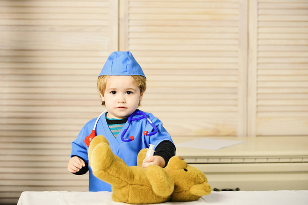 Medizinische Ausbildung und kindliches Konzept. Kind im Arztkittel - Foto, Bild
