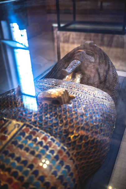 Egyiptomi múmia az egyiptomi üveg mögött - Fotó, kép