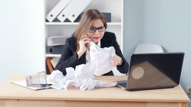 Άγχος στην εργασία έννοιας. Νέοι επαγγελματίες θυμωμένη γυναίκα στο γραφείο φωνάζει στο τηλέφωνο - Πλάνα, βίντεο