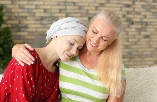 Mère avec sa fille après la chimiothérapie à la maison
 - Photo, image