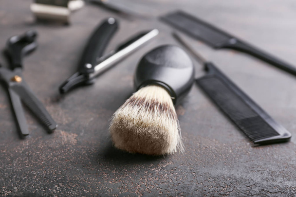 Професійний перукар на сірому столі
 - Фото, зображення