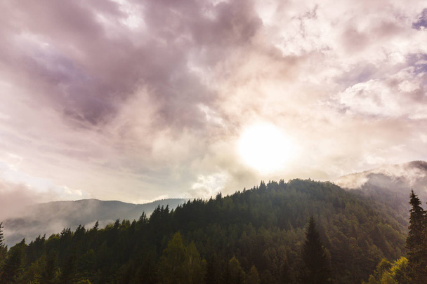Paisaje de montaña otoñal con nubes de niebla
 - Foto, Imagen