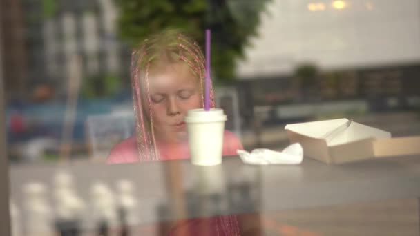 krásná dívka s nestandardní vzhled jí v kavárně - Záběry, video