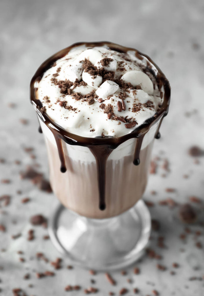 Чашка смачного какао з зефіром на світлому столі
 - Фото, зображення
