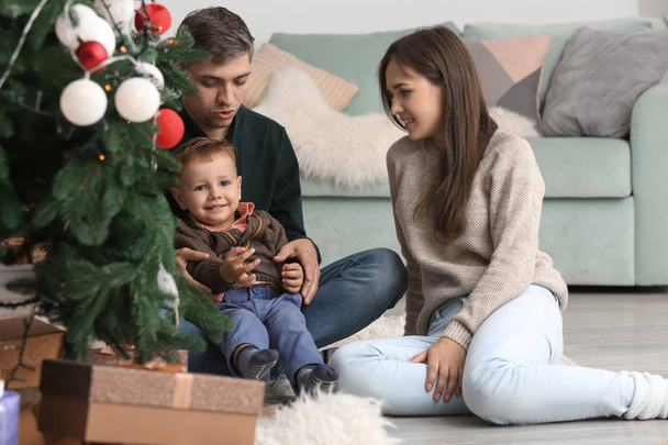 šťastná rodina poblíž vánoční stromeček doma - Fotografie, Obrázek
