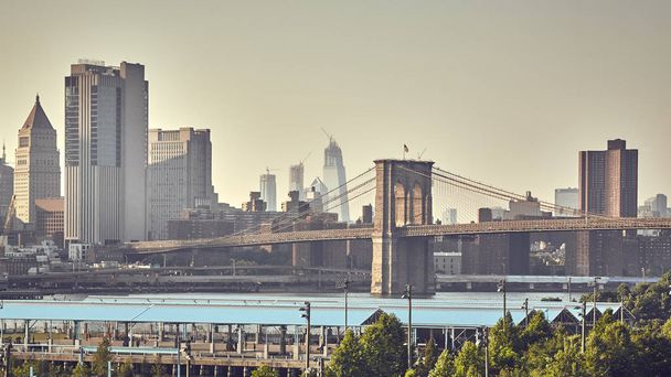 Retro gestileerd beeld van de Brooklyn Bridge en Manhattan skyline, New York City, Verenigde Staten. - Foto, afbeelding