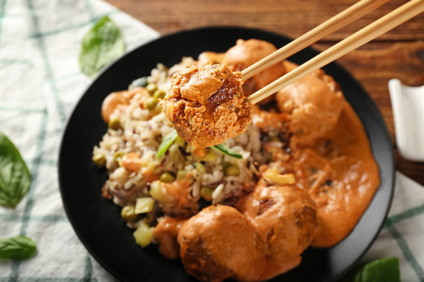 Comer albóndigas con arroz hervido, primer plano
 - Foto, Imagen