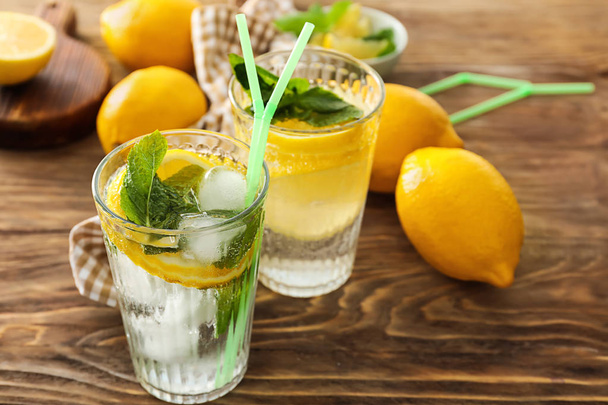 Lunettes de limonade fraîche sur table en bois
 - Photo, image