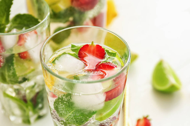 Vasos de limonada de fresa fresca en mesa ligera, primer plano
 - Foto, Imagen