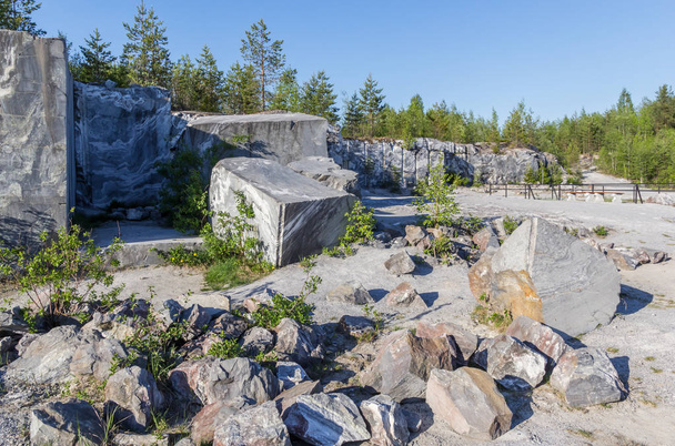 Duże kamienie w karierze włoski Ruskeala, Karelia - Zdjęcie, obraz