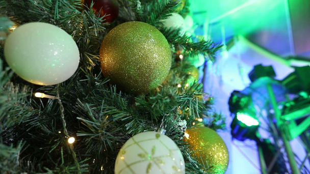 Oyuncaklar, ışıklar, Noel ağacı, Noel ağacı ışıkları ile Noel ağacı çelenk bir yeni yıl üzerinde yanıp sönen ışıklar, Noel ışıkları - Video, Çekim