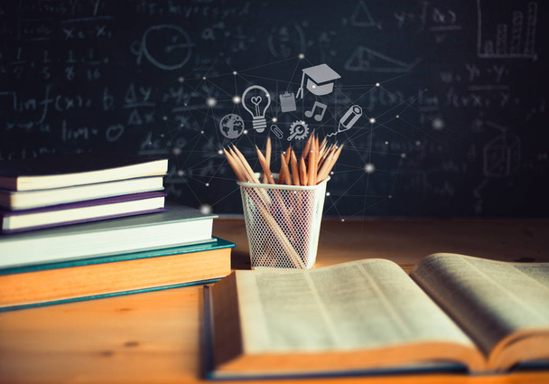 Lápis e livros abertos com fórmulas sobre o conceito chalkboard .education
 - Foto, Imagem
