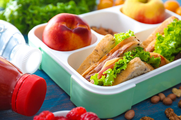 Lunch box z apetyczne jedzenie na drewnianym stole - Zdjęcie, obraz
