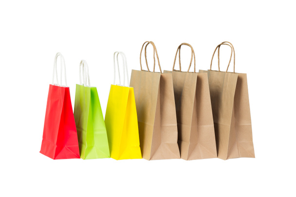 Conjunto de bolsas de compras de papel de color y marrón aisladas
. - Foto, imagen