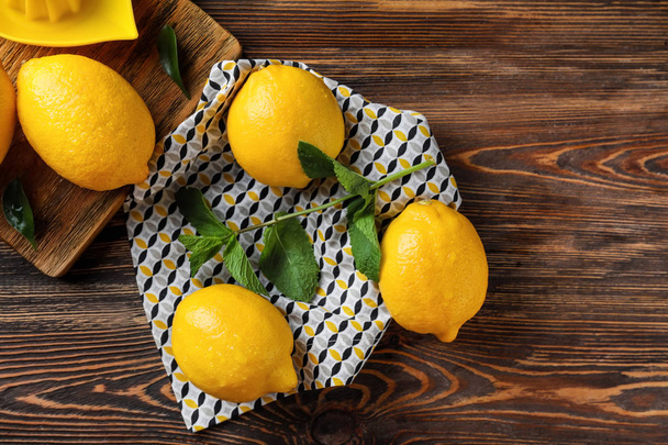 Whole ripe lemons on wooden table - Fotoğraf, Görsel