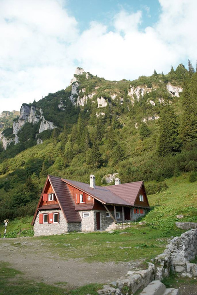 Krajina na úpatí hor s Malaiesti Chalupa, Rumunsko, Bucegi Mountains - Fotografie, Obrázek