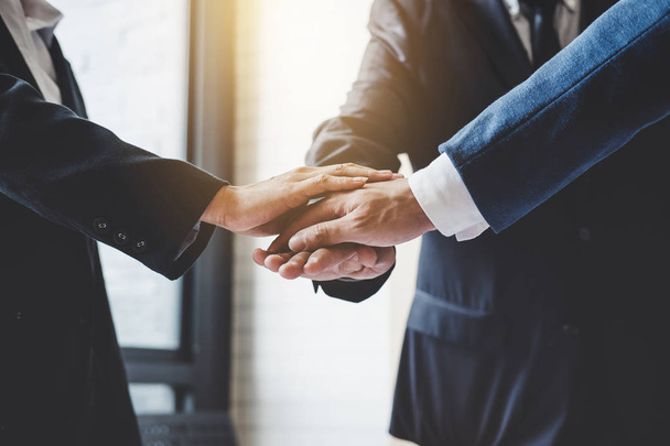 Obraz ludzi biznesu łączącą i łącząc ręce podczas ich spotkania, koncepcja połączenia i współpracy, pracy zespołowej proces partnera i najlepszych relacji. - Zdjęcie, obraz
