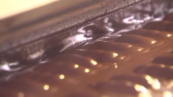 Bonbons mit Schokolade gefüllt, mit Süße überzogen - Filmmaterial, Video