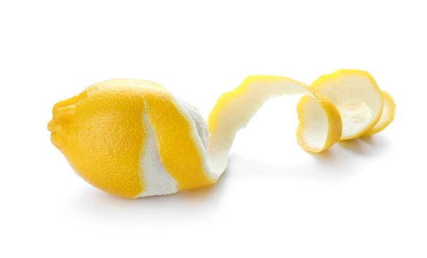 Καθαρισμένα ώριμα λεμόνι σε λευκό φόντο - Φωτογραφία, εικόνα