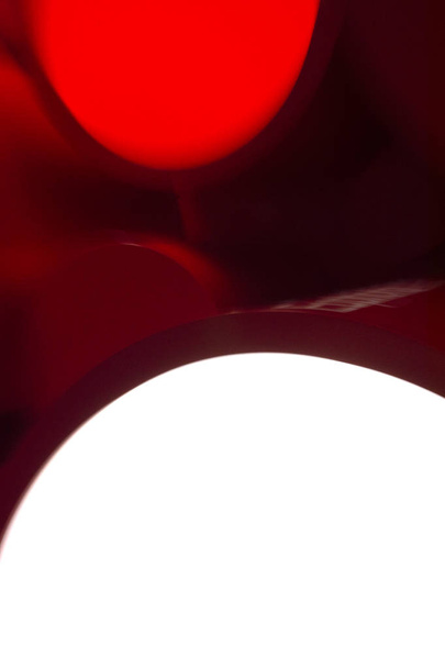 抽象的な背景。動きで丸い形状。赤、白、ライラック - 写真・画像