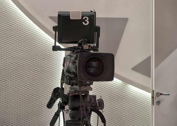 professionelle digitale Videokamera. Kinematographie im Pavillon. - Foto, Bild