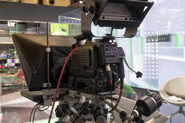 Caméra vidéo numérique professionnelle. cinématographie dans le pavillon
. - Photo, image