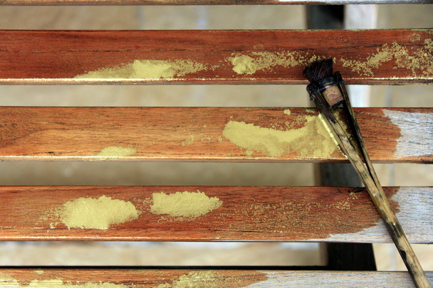 Ένα πινέλο που χρησιμοποιείται στην παραδοσιακή ιαπωνική ξύλο μπλοκ εκτύπωση είναι ξεπλένεται και αφήνεται να στεγνώσει.  - Φωτογραφία, εικόνα