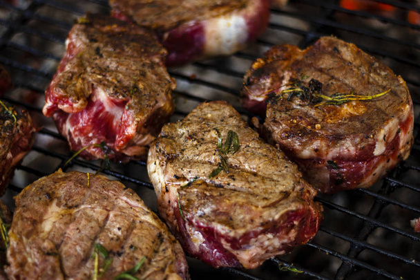 Steaks de boeuf sur le gril - Photo, image